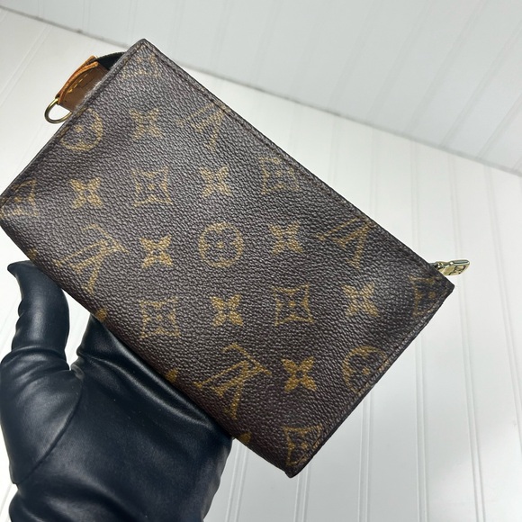 Louis Vuitton Vintage Monogram
Canvas Toiletry Pouch 17 Cosmetic Bag - Picture 4 of 12